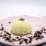 Mousse de ciocolată albă și jeleu de zmeură