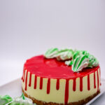 Tort RASPBERRY DREAM - cu mousse de ciocolată albă, zmeură și jeleu de zmeură