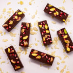 Ciocolată neagră cu rodie si fistic