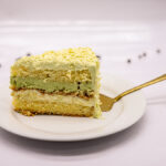 Tort de ciocolată albă și fistic - Felie