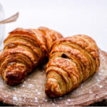 Croissant cu ciocolată și caise