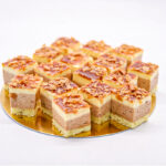 Mini prăjitură cu mousse de ciocolată și caramel sărat