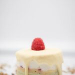 Monoporție fistic, ciocolată albă și inserție de zmeură