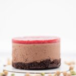 Mousse vegan cu ciocolată neagră și zmeură